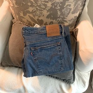 LEVIS WEDGIE CROP LIKE NEW - Never worn!